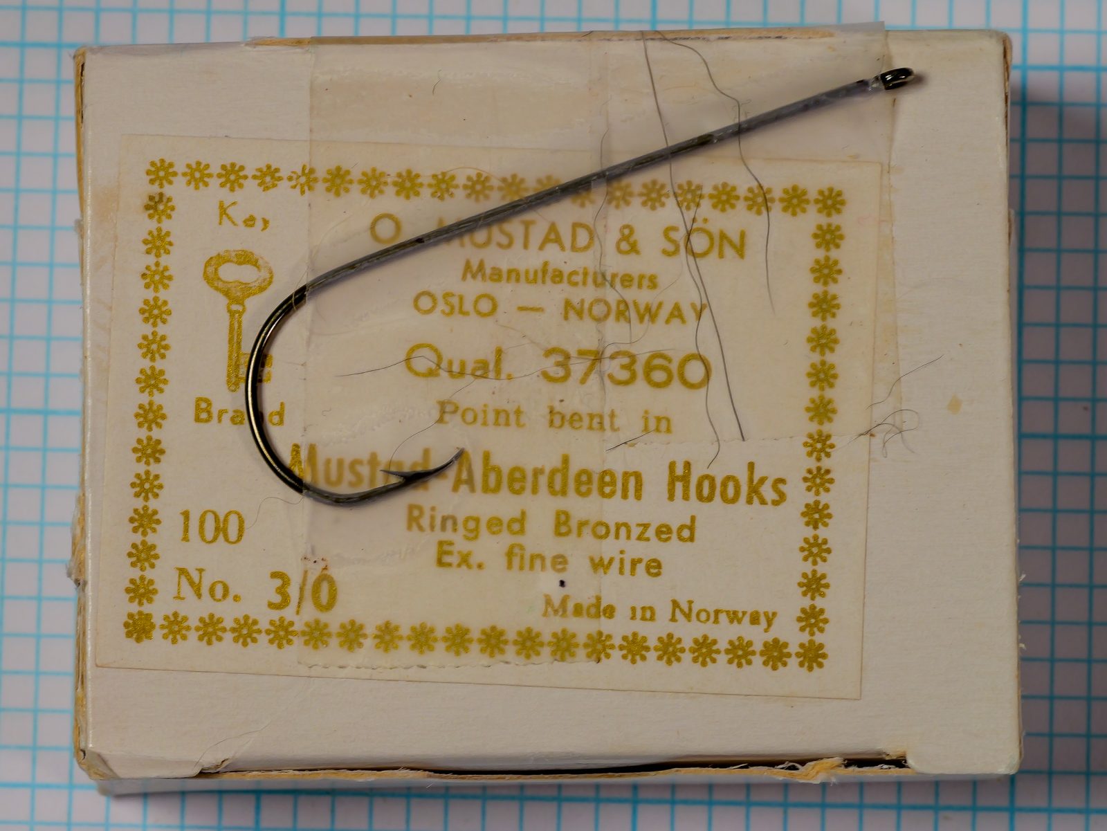 Mustad 37360 Aberdeen — original yellow label box with hook — size 3/0 — bronzed finish