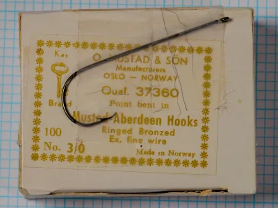 Mustad 37360 Aberdeen — original yellow label box with hook — size 3/0 — bronzed finish