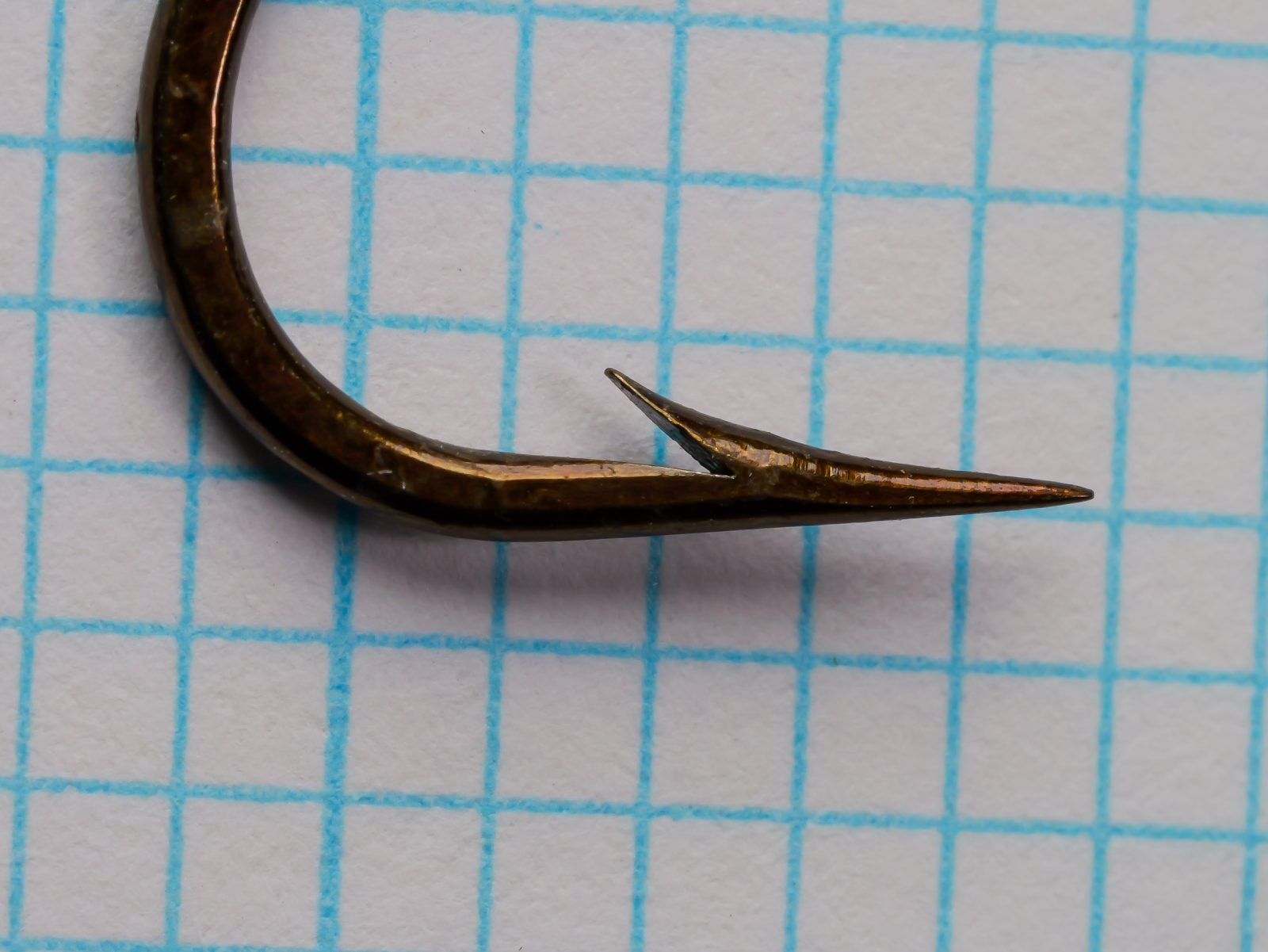 Mustad 3811 O'Shaughnessy Hook — side profile showing hook point geometry and bend curve — size 3/0 — rustproof finish detail