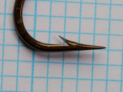 Mustad 3811 O'Shaughnessy Hook — side profile showing hook point geometry and bend curve — size 3/0 — rustproof finish detail