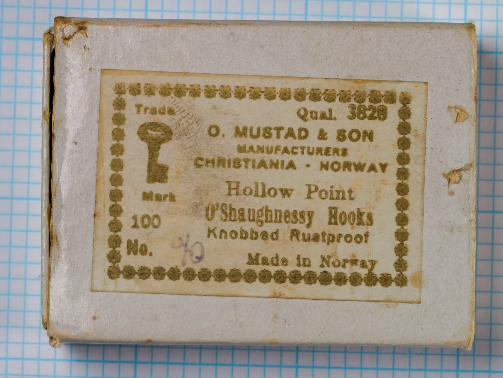 Mustad Quality 3828 O'Shaughnessy — original cardboard box with applied label — size 3/0 — Christiania Norway marking