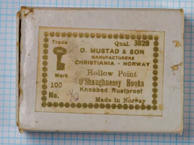 Mustad Quality 3828 O'Shaughnessy — original cardboard box with applied label — size 3/0 — Christiania Norway marking