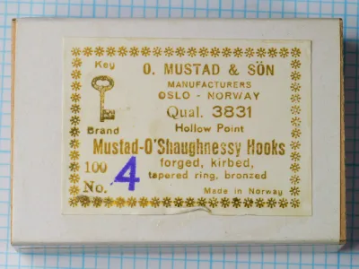 Mustad 3831 Key Brand packaging — complete box with gold foil label — size 4 — vintage paper construction