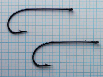 Mustad 38928 Sproat Hooks — comparison view of two hooks, sizes 4/0 — showing consistency and detail of hollow point and bend