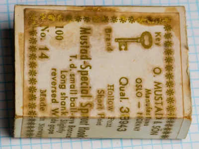 Mustad 38943 Special Sproat — side view of vintage box showing label orientation and paper condition — size 14 — Oslo-Norway origin