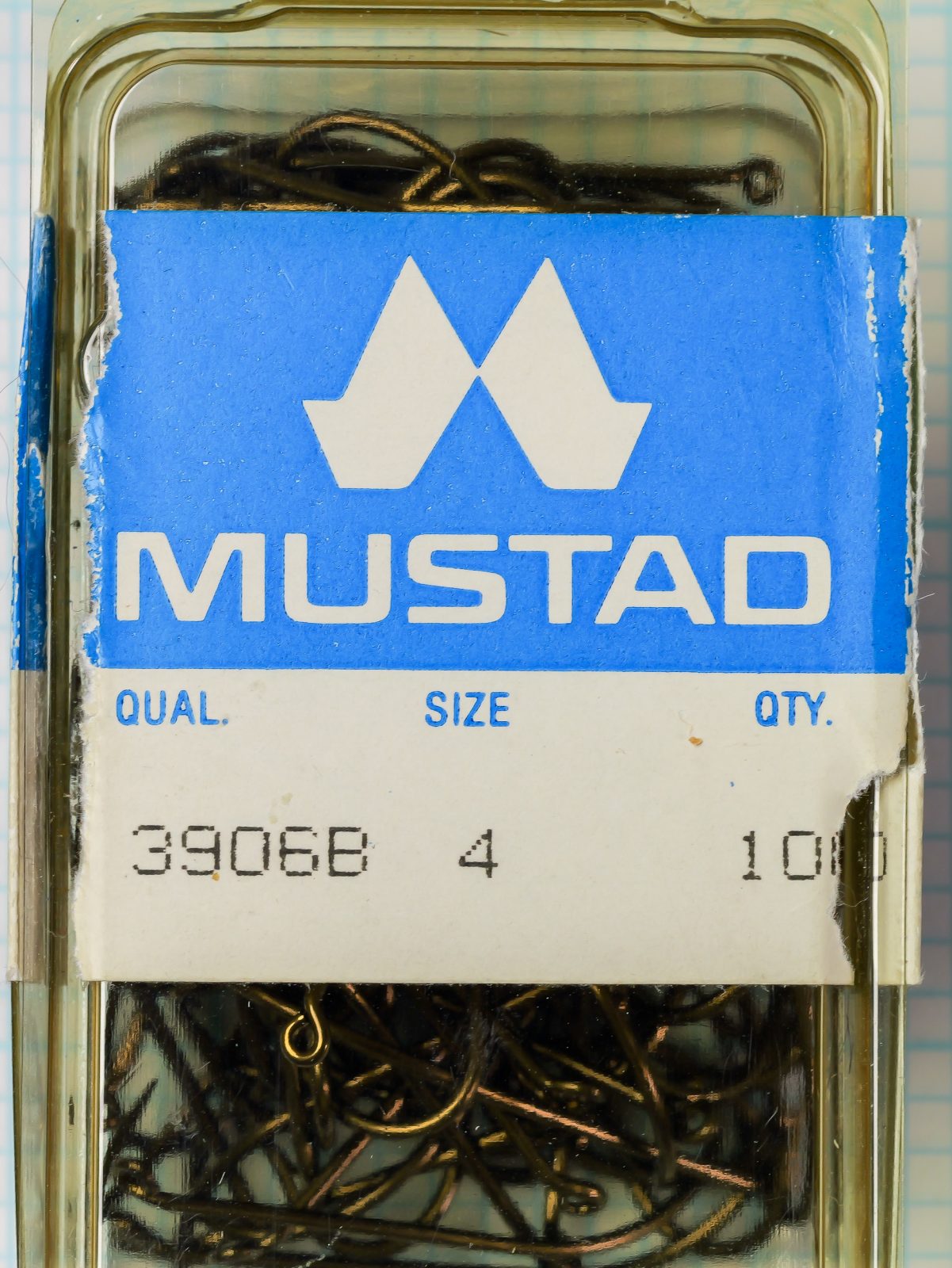 Mustad 3906B size No. 4 — vintage box label and packaging — showing variant size designation — Oslo era label on grid background