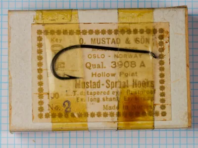 Mustad 3908 A — original manufacturer box with printed label and specimen hook — size 2 — Key Brand trademark visible