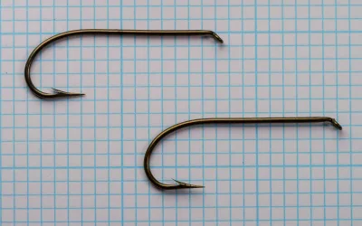 Mustad 3908 A — two hooks displayed for comparison — size 2 — shows Sproat bend uniformity