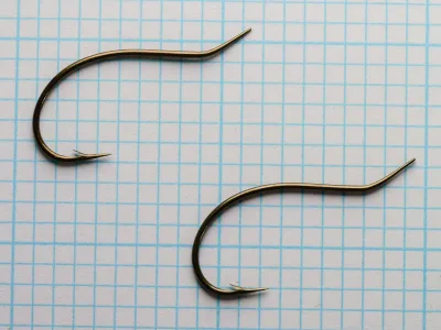 Mustad 3926A Kinsey — multiple hooks shown to illustrate consistency of manufacturing and S-kink shank profile — size 13 — on measurement grid