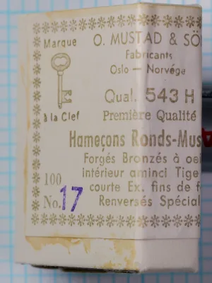 Mustad 543 H size 17 — paper-wrapped box showing full French-language label with Key Brand logo, manufacturer attribution, and hook specifications — front-facing view