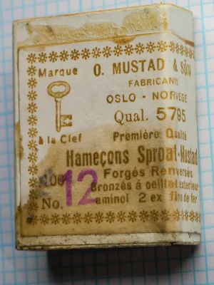 Mustad Qual. 5795 — detailed view of label center showing model code and technical specifications — bronzed finish — Size 12