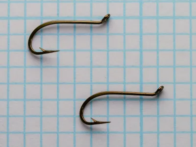 Mustad 5795 — full hook profile — size 12 — showing tapered eye, Sproat bend, and bronzed finish — two specimens