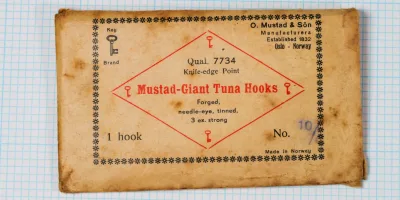 Mustad 7734 Giant Tuna Hook — original paper envelope packaging with printed label and blue size marking — single-hook packet