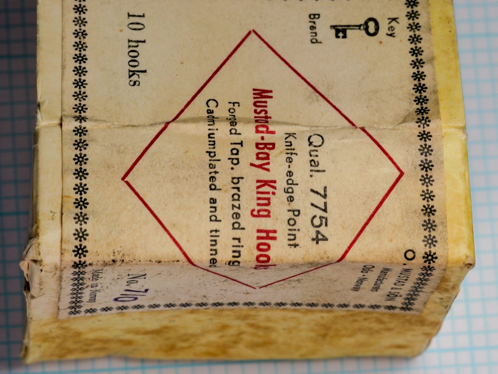 Mustad 7754 Bay King Hook — reverse side of box showing text and size designation — 7/0 — printed label with manufacturing details