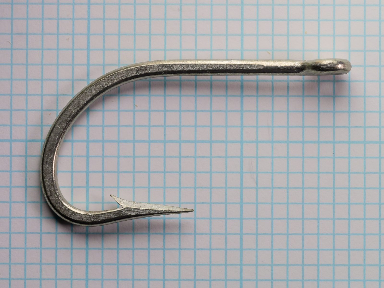 Mustad 7754 Bay King Hook — full hook profile on measurement grid — size 7/0 — showing sproat bend, forged shank, and brazed ring eye