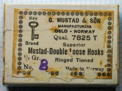 Mustad 7825 T Double Loose Hook — front face of original sales card showing label typography and Key Brand logo — size No. 8 — tinned finish with age toning