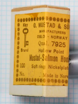 Mustad 7925 — original yellow sales card with Key Brand logo — size 10 salmon hook — nickelplated finish
