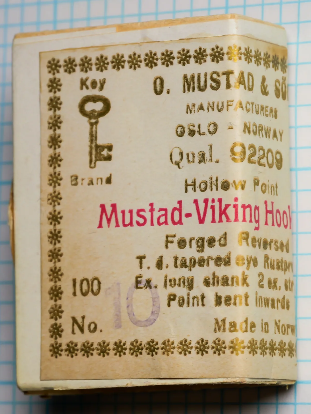 Upright view of the Mustad 92209 size 10 box label