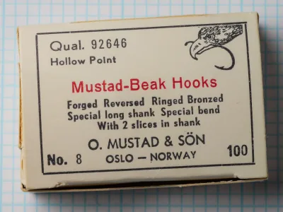 Mustad 92646 — original cardboard box with pasted label — size 8, 100-hook pack — showing letterpress-printed Mustad-Beak Hooks branding and Oslo—Norway manufacturing mark on 1/10-inch measurement grid