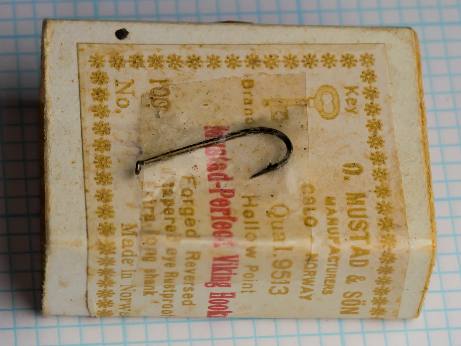 Mustad 9513 vintage sales card, size 10 — front showing eight-line label with Key Brand logo, Oslo-Norway origin, Perfect Viking Hooks designation — measurement grid background