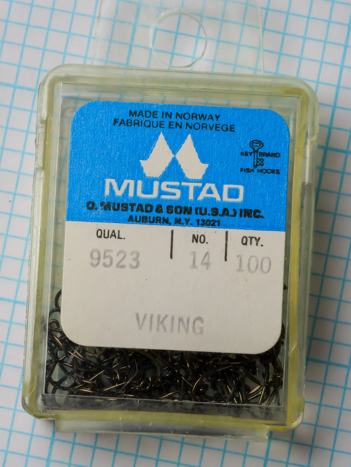 Mustad 9523 Viking — yellow plastic clamshell packaging with cardboard insert — size 14, 100-count — showing label with Mustad logo and Auburn, NY address