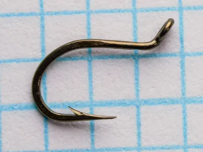 Mustad 9523 Viking — front-facing profile — size 14 — turned-up tapered eye, bronzed sproat bend, standard wire, hollow point visible