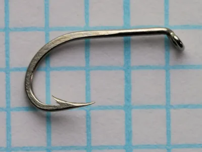 Mustad 9556 A — side profile of hook bend — size No. 12 — beak bend shape and reversed point offset