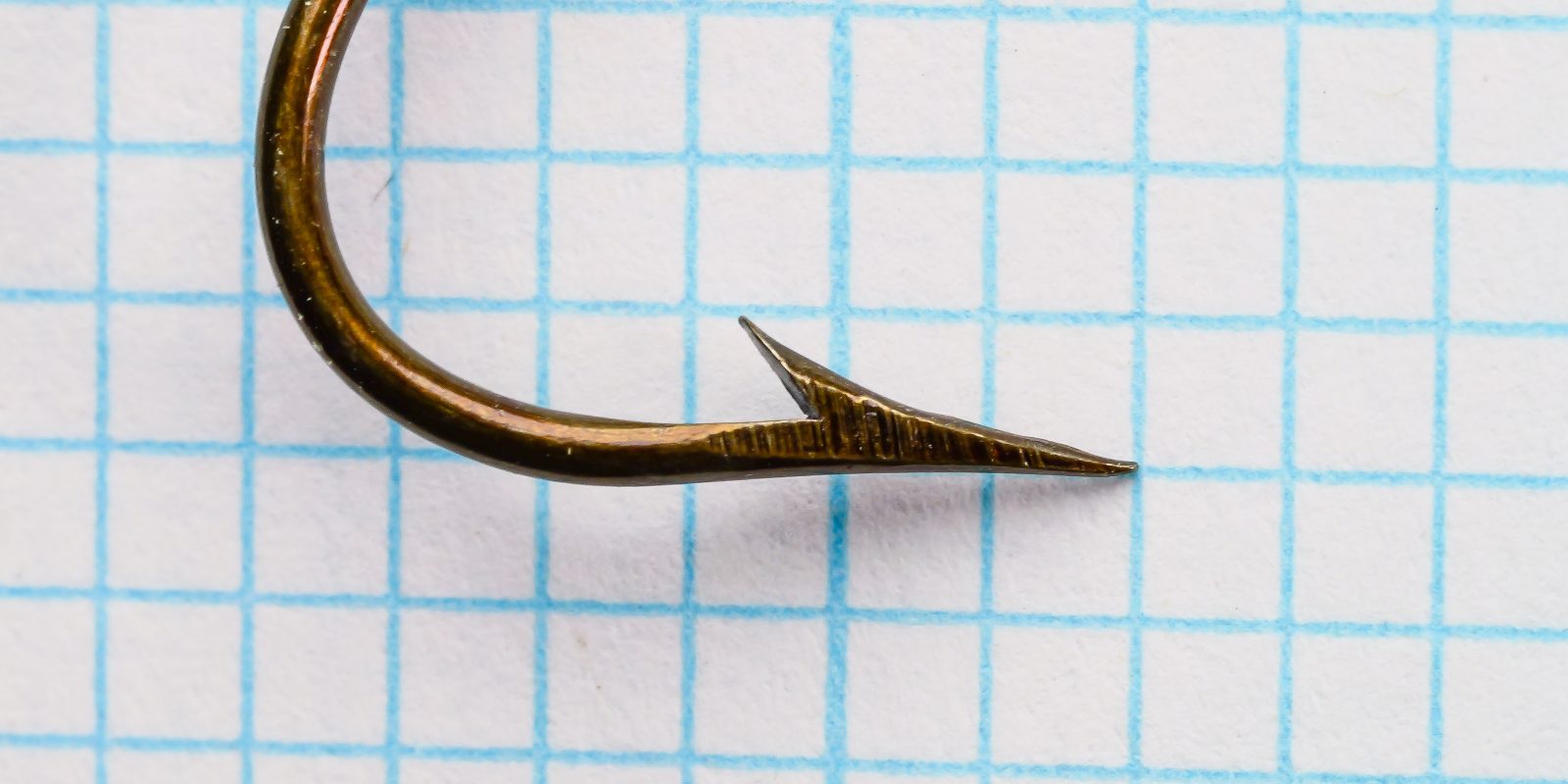 Pflueger Bulldog Carlisle 8921 — close-up of point and barb geometry — size 4/0 — mechanically filed point