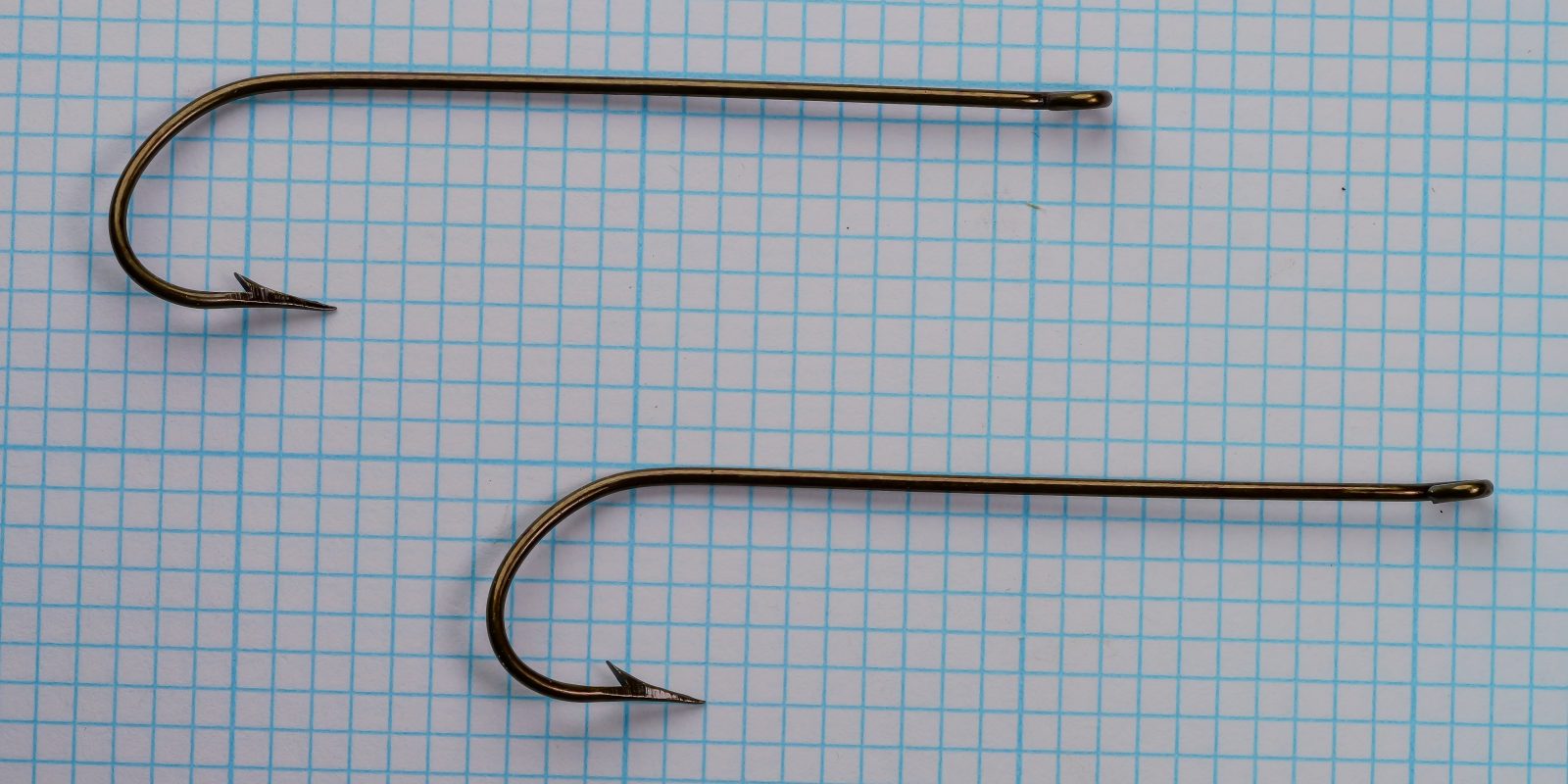 Pflueger Bulldog Carlisle 8921 — full-hook profile overhead view — size 4/0 — showing shank length and bend curvature