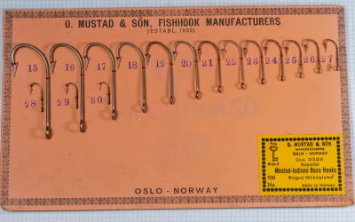 Mustad 3328 Superior Mustad-Indiana Bass Hooks — complete salesman sample card with all 13 hook sizes (15–30) displayed on copper-red background with decorative border