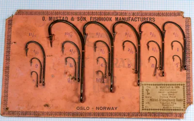 Mustad 3813 — full salescard with hooks and label visible — size 1 through 11/0 displayed