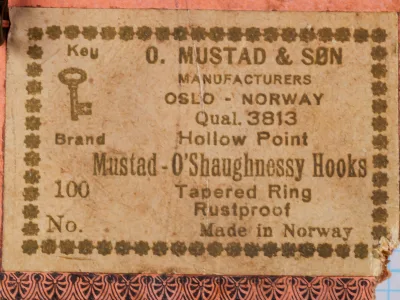 Mustad 3813 — original package label, close-up — eight-line format with eight-line Mustad nomenclature