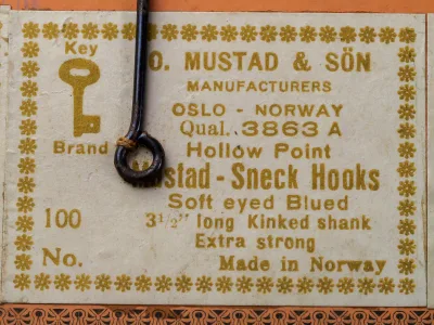 Mustad 3863 A sales card label — close-up of eight-line typographical format showing full specification text and Key Brand logo