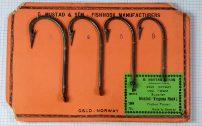 Mustad 7860 sales card complete view — lime-green card mounted on measurement grid showing overall scale and condition of packaging
