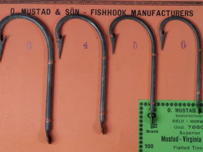 Mustad 7860 Virginia Hooks sales demonstration card — four sizes (3–6) mounted on lime-green card with Key Brand logo and black offset printing