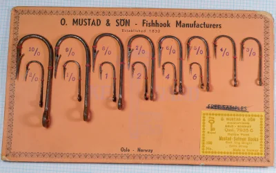 Mustad 7935 C complete salesman sample display card — showing full size range mounted with silk wrapping — 10/0 to size 6 — Oslo manufacture