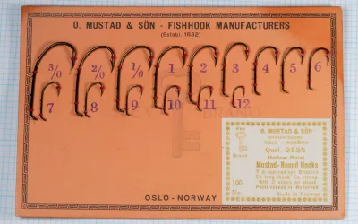Mustad 9555 Sales Card Display — full layout of the original cardboard display showing hook size range illustration (sizes 3/0 through 12) with hand-colored hook examples and matching sales label affixed