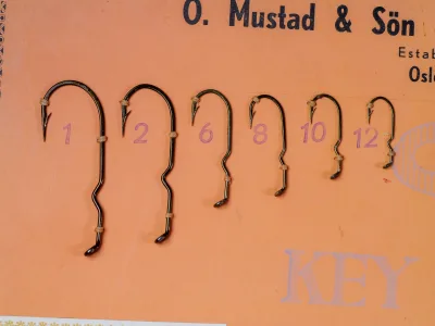 Mustad 9661 — sales card showing six specimen hooks in sizes 1, 2, 6, 8, 10, 12 — kinked shank and extended 4X length visible — bronzed finish
