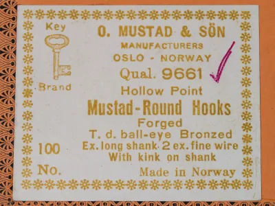 Mustad 9661 — printed label in gold ink — complete eight-line specification text — Key Brand logo — Oslo address