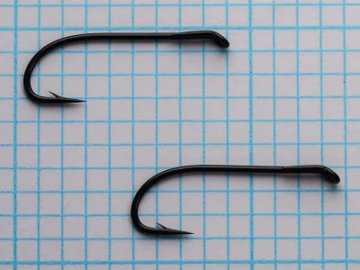 Partridge CS2/SH BL Size 8 — pair comparison showing bend geometry consistency across two hooks on measurement grid