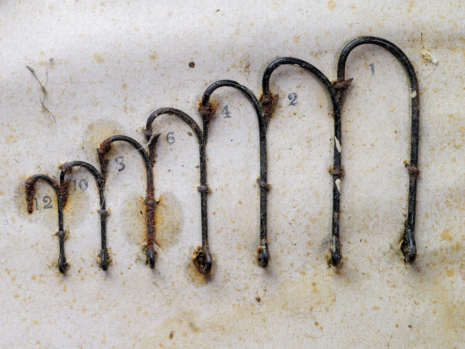 Pflueger-3221-Salescard-Hooks-2