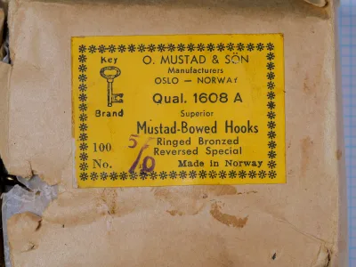Mustad 1608 A — original box and yellow label — size 5/0 — Oslo factory marking
