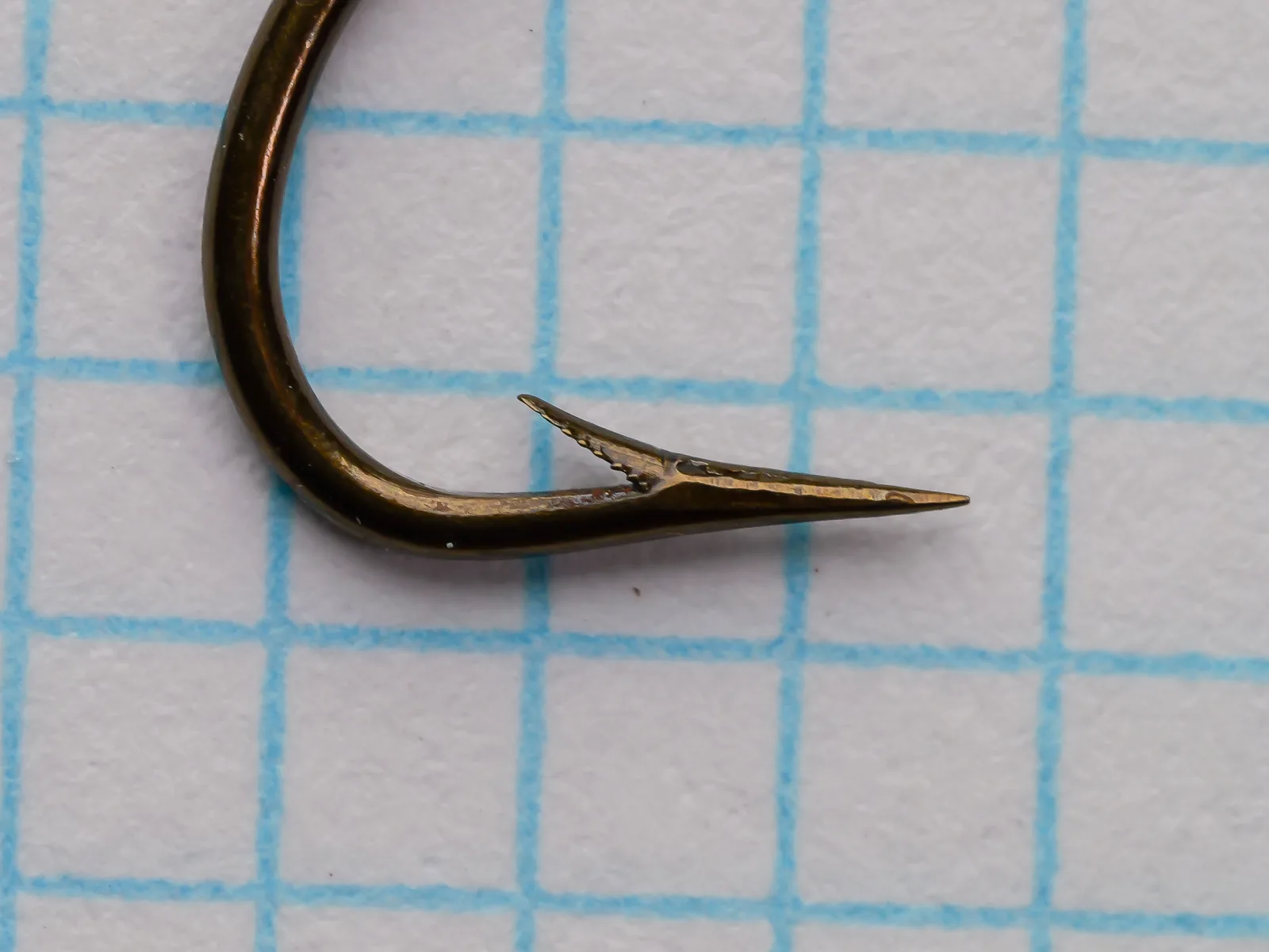 Mustad 3451 Kinsey Hook — side profile showing pointed end and barb geometry — estimated size 1/0 — Superior point