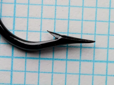 Mustad 3455 Kinsey Size No. 5 — side profile showing Sproat bend curve, Superior point geometry, and overall hook profile — on 1/10 inch grid