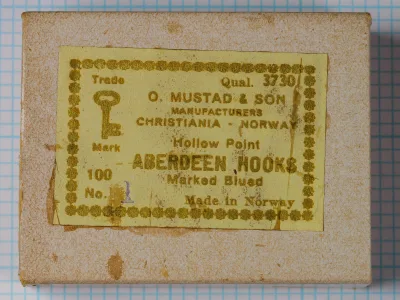 Mustad 3730 blind-eye marked-shank Aberdeen hook — original cardboard box with gold letterpress label — size No. 1 — Christiania, Norway c. 1900–1924