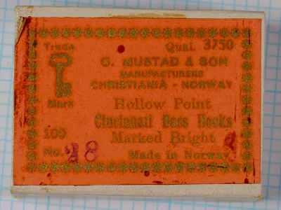 Mustad Quality 3750 Cincinnati Bass Hook — original cardboard packaging label with gold letterpress printing — size 28 — Christiania Norway designation indicating pre-1925 manufacture