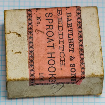Wm. Bartleet & Sons M64 Sproat Size 6 — reverse side of original box showing duplicate label text and ornamental border detail