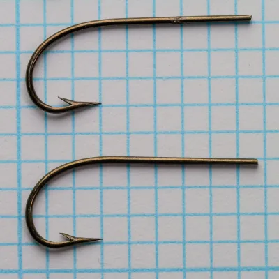 Wm. Bartleet & Sons M64 Sproat Size 6 — two hooks in profile showing the rounded Sproat bend profile and consistent gape width on measurement grid