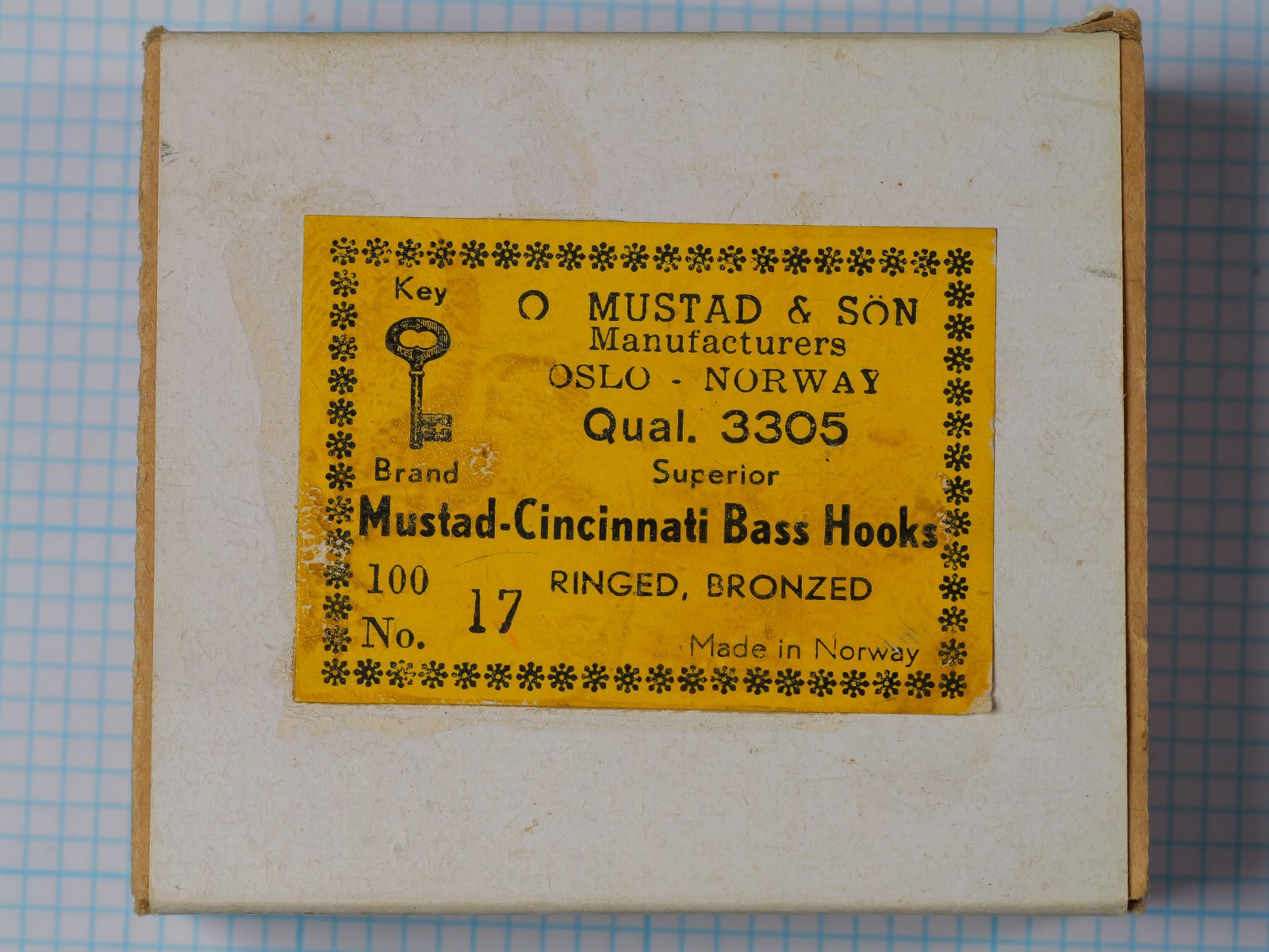 Mustad 3305 Cincinnati Bass Hooks — yellow paper label on kraft box showing Key Brand logo — size 17 — Oslo Norway marking