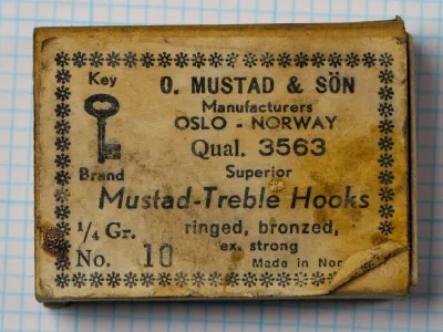 Mustad 3563 Size 10 Treble Hook — original cardboard box with paper label — Norwegian manufacturer marking — vintage 1950s–1960s